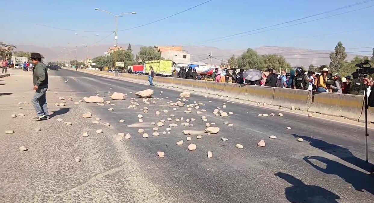 Trabajadores campesinos de Cochabamba abogan por el diálogo en bloqueo en Sipe Sipe 