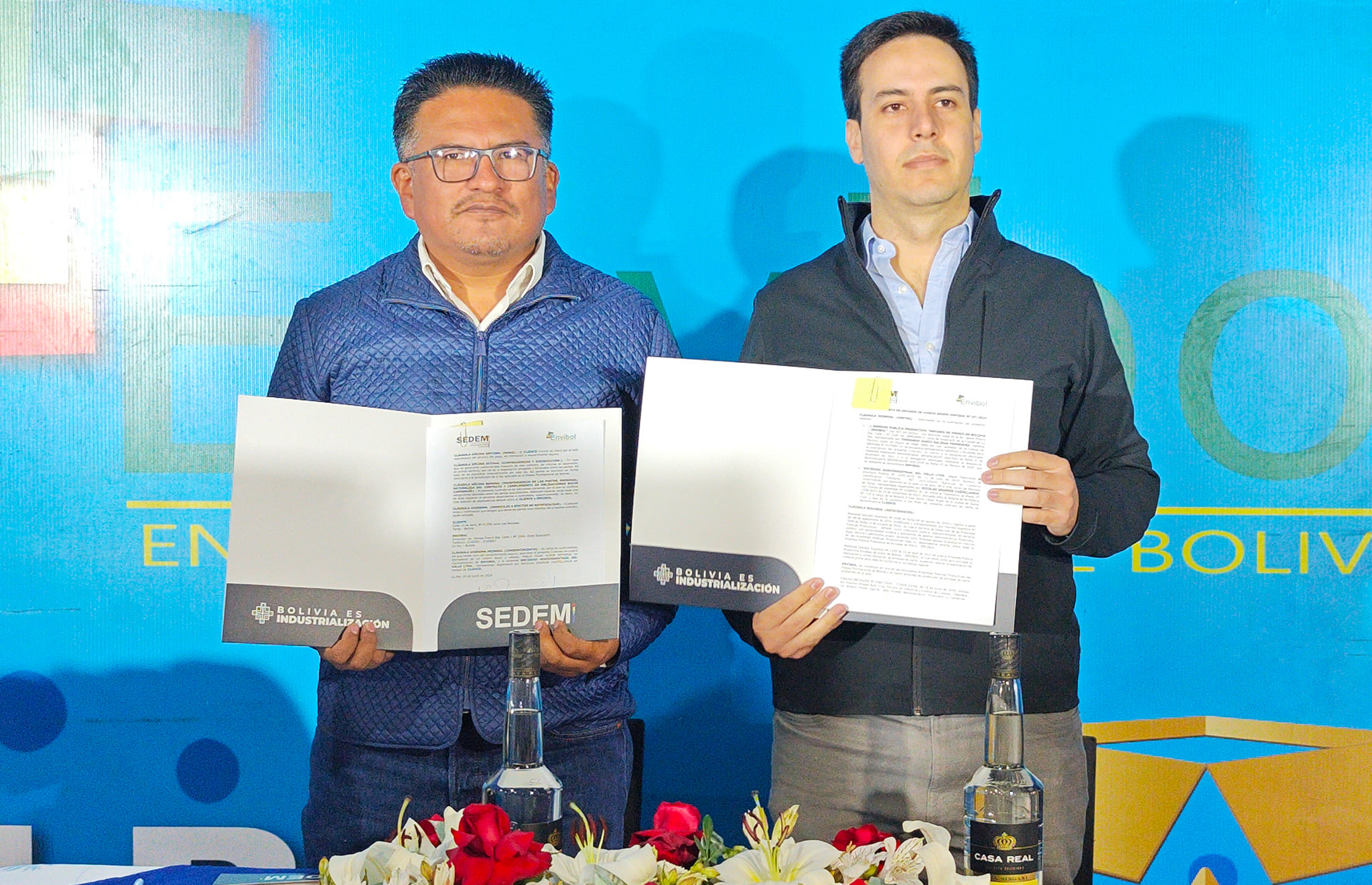 Envibol y empresa que elabora el singani Casa Real renuevan contrato por más de Bs 14 millones