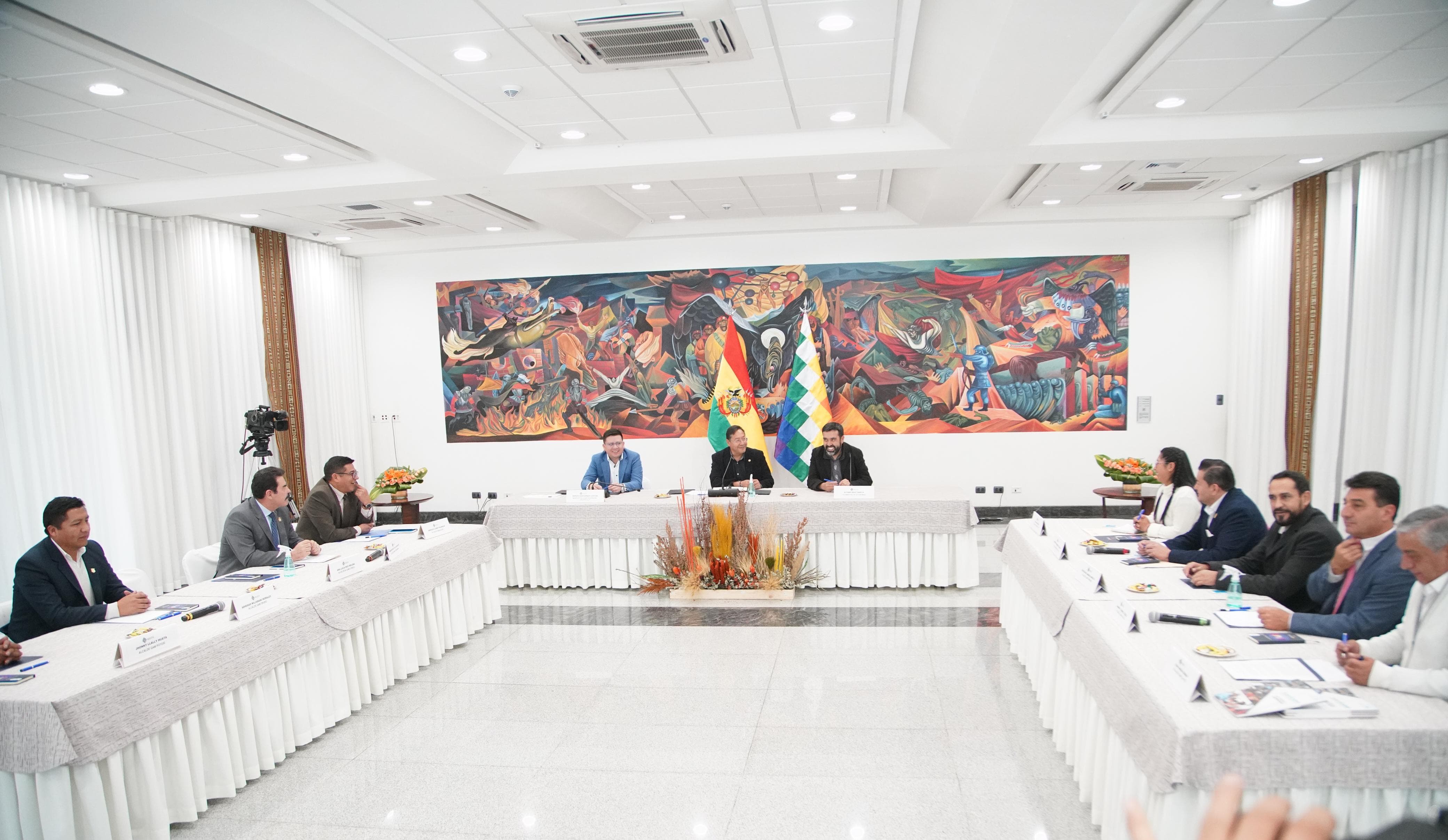 Inicia la reunión del presidente Luis Arce y alcaldes de las ciudades capitales del país y El Alto. Foto: Jorge Mamani.