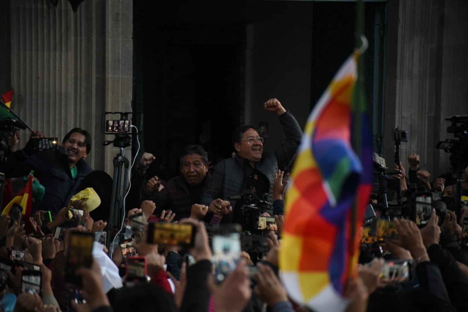 Presidente asegura ante una multitud en plaza Murillo que el pueblo hizo retroceder la intentona golpista