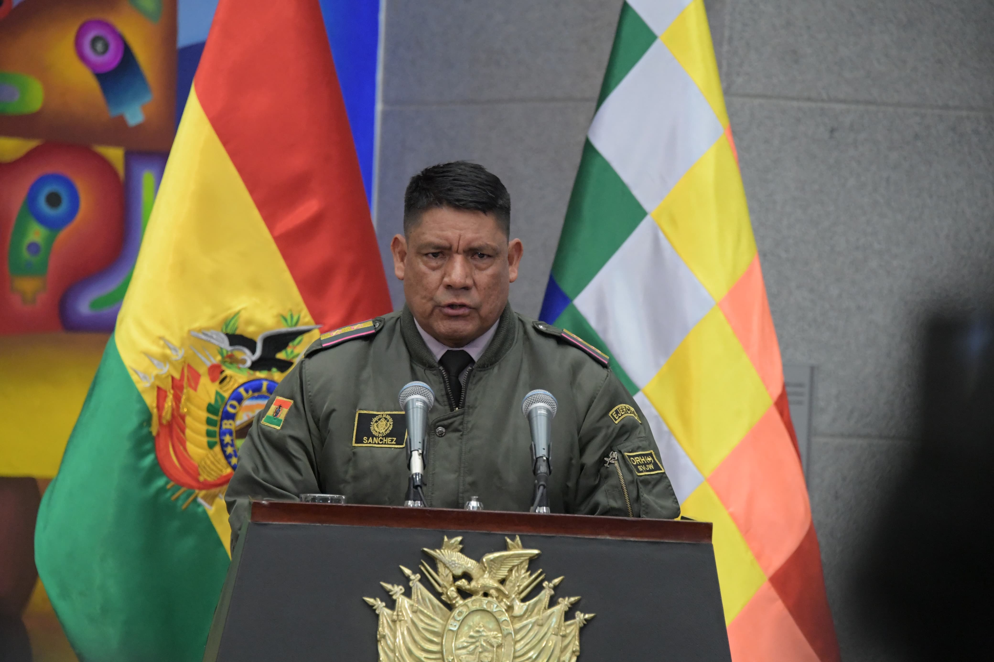 Militares retornan a sus unidades y una multitud toma la plaza Murillo en apoyo a la democracia