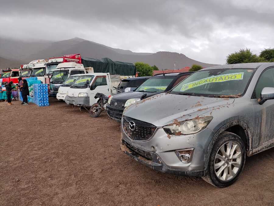 Incautan 38 vehículos y productos de contrabando en la frontera con Chile 