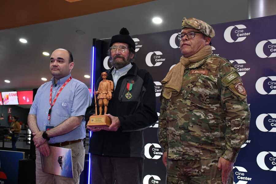 Ejército entrega la “máxima condecoración” al cineasta Jorge Sanjinés