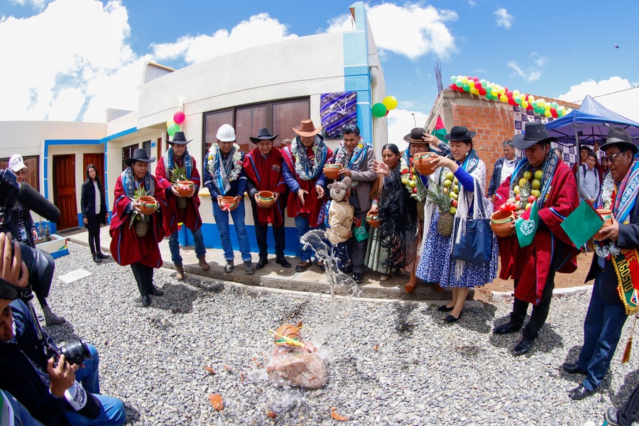 Arce entrega 129 viviendas en el Distrito 8 de El Alto y anuncia construcción de nuevas unidades educativas, tinglados y enlosetados