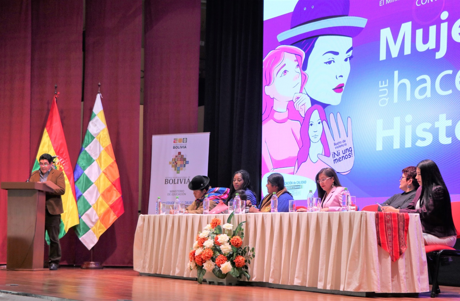 Ministro Veliz destaca labor de la mujer en el sistema educativo nacional