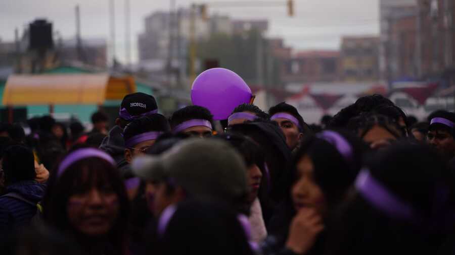 Mujeres y hombres marchan en El Alto contra la violencia y en rechazo a la opresión