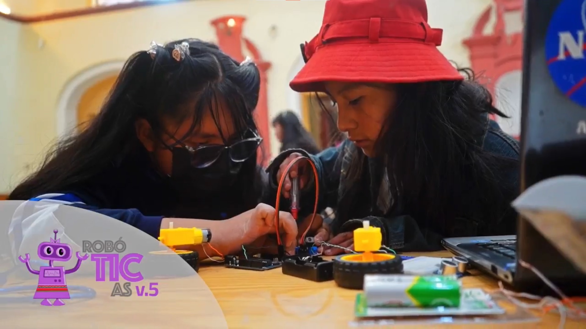 Se gradúan 317 niñas de la quinta versión del curso de RobóTICas