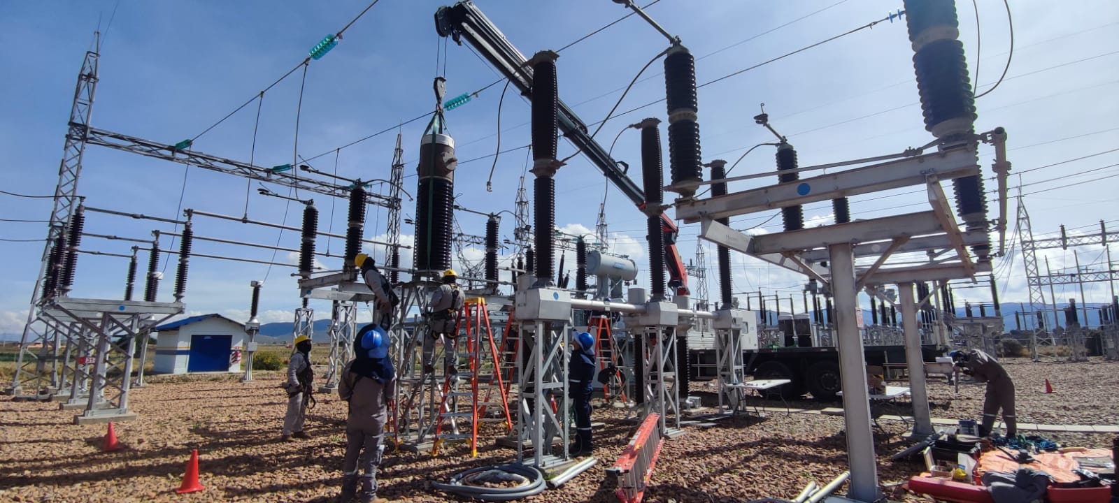 ENDE renueva equipamiento de transporte eléctrico en el departamento de Oruro