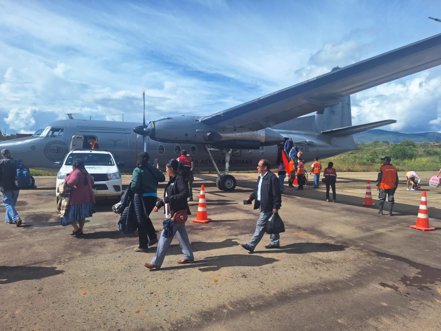 FAB activa vuelos solidarios Apolo – La Paz por inundaciones que afectaron vías “de manera significativa” 