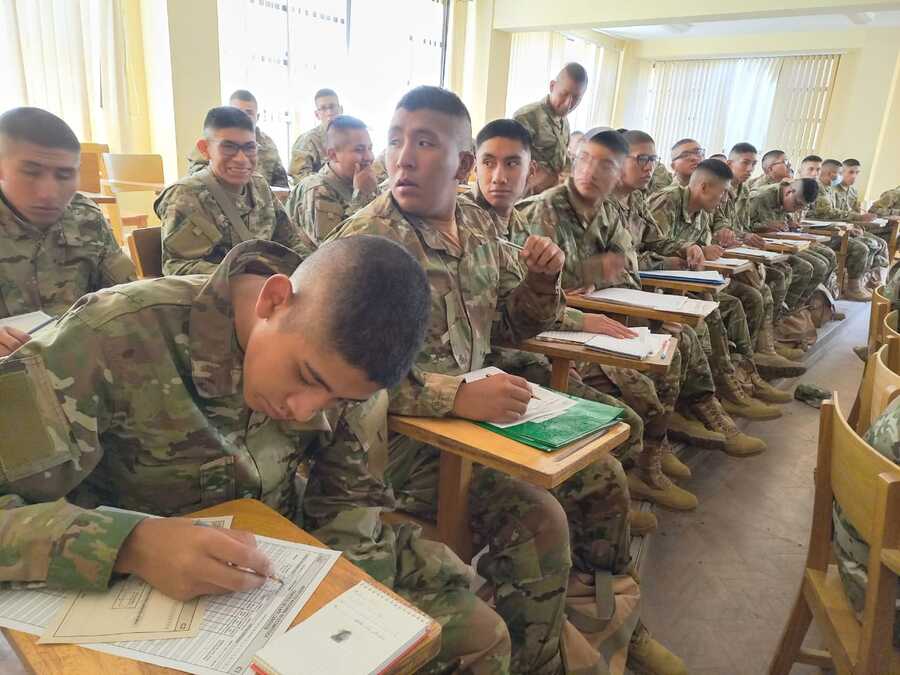 Más de 600 premilitares concluyen capacitación para el Censo en Oruro 