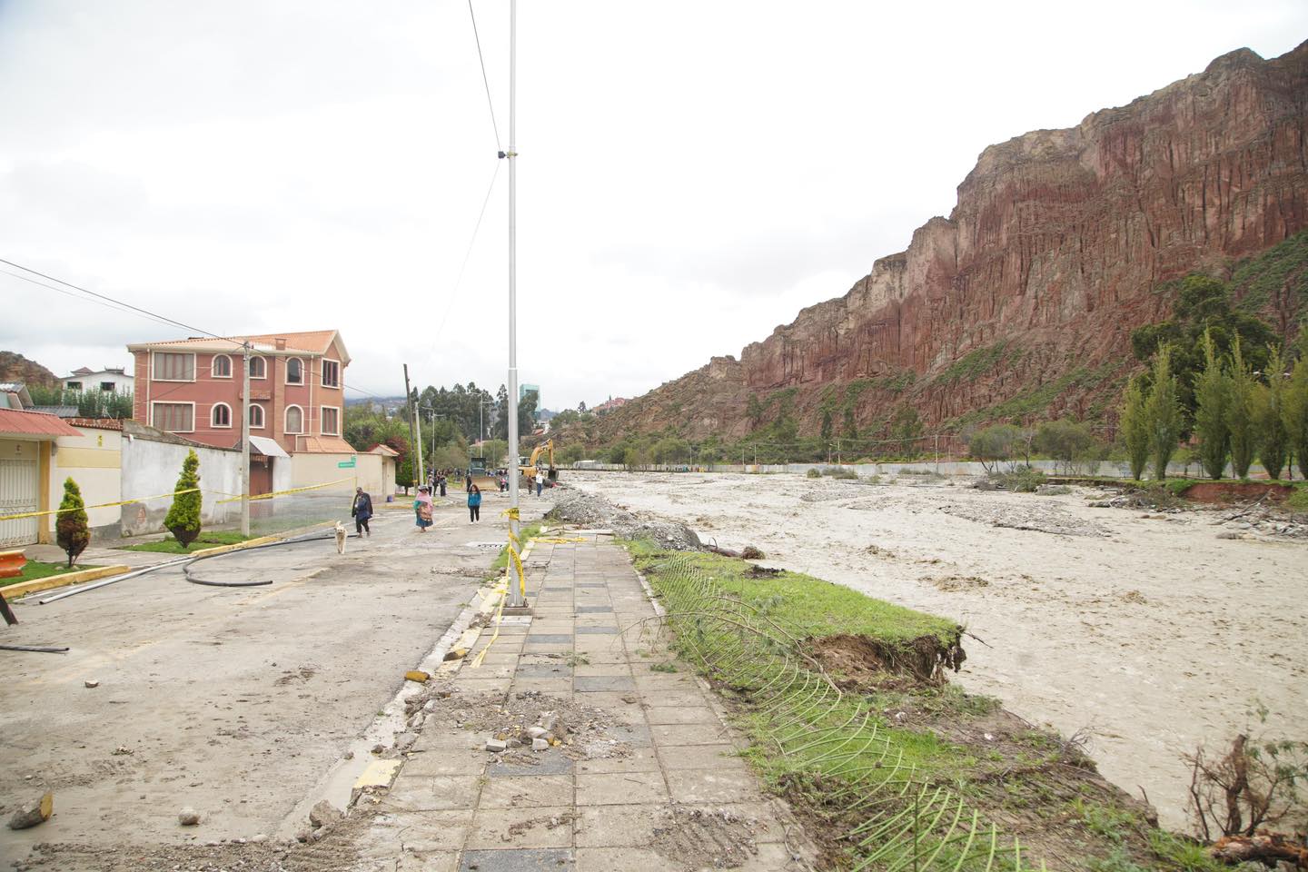 Disponen tolerancia de hasta dos horas para servidores públicos afectados por eventos climáticos en municipio paceño