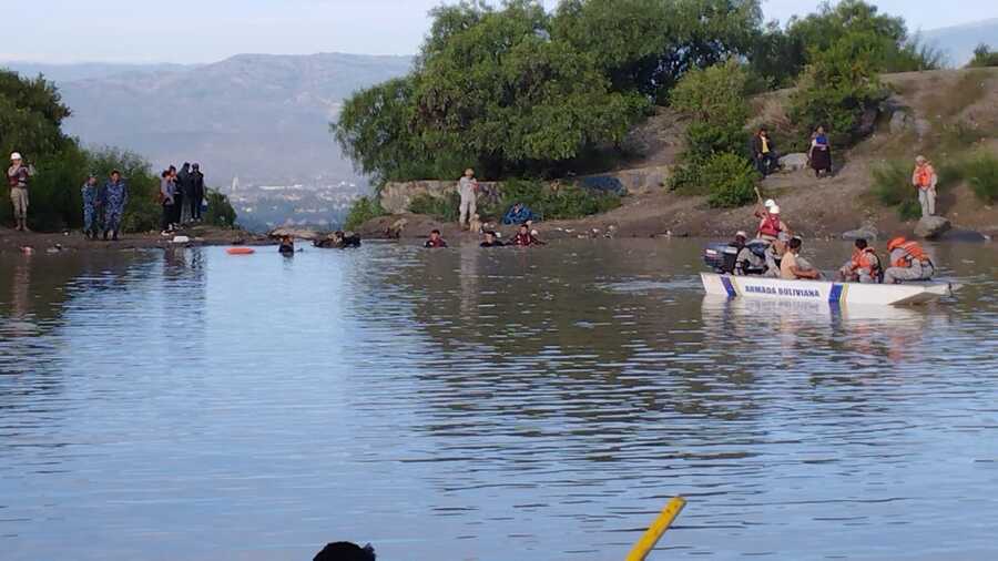 Buzos especializados refuerzan búsqueda del niño que cayó a laguna en Cochabamba 