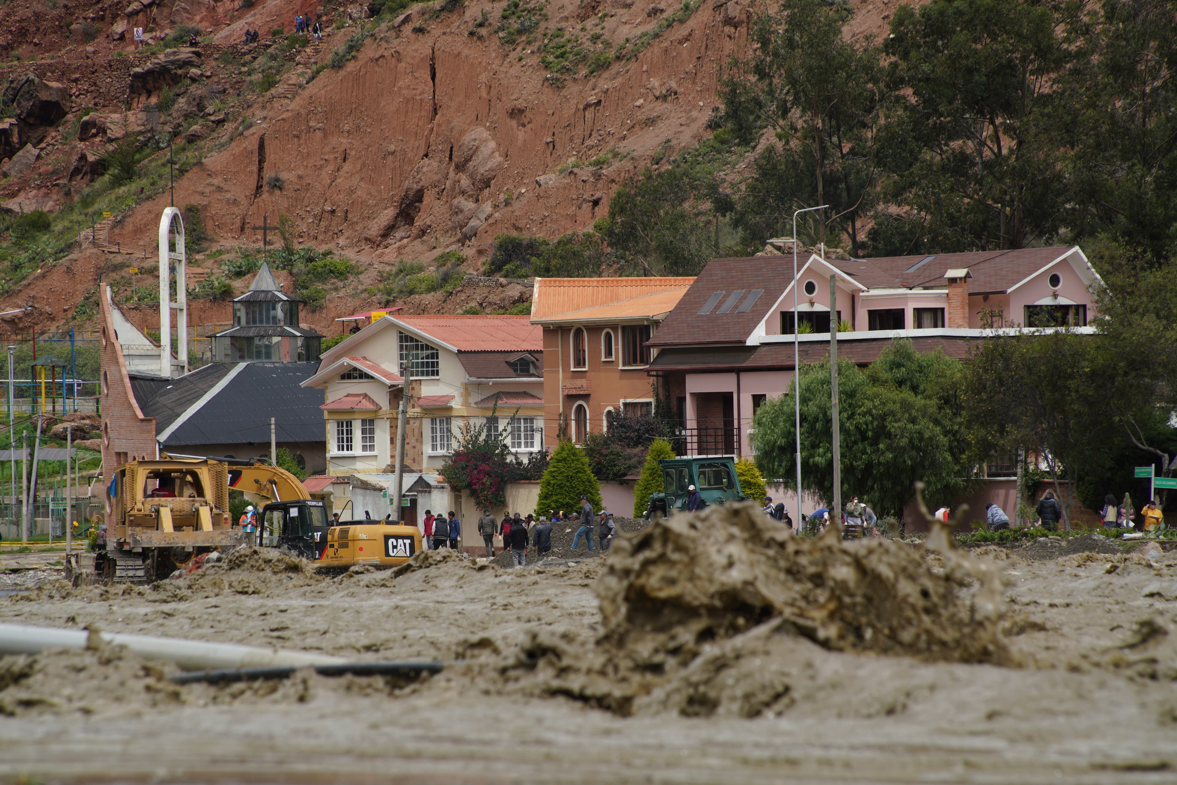Defensa Civil identifica 20 “puntos críticos” en municipio paceño y planea estabilizar zonas con maquinaria pesada 