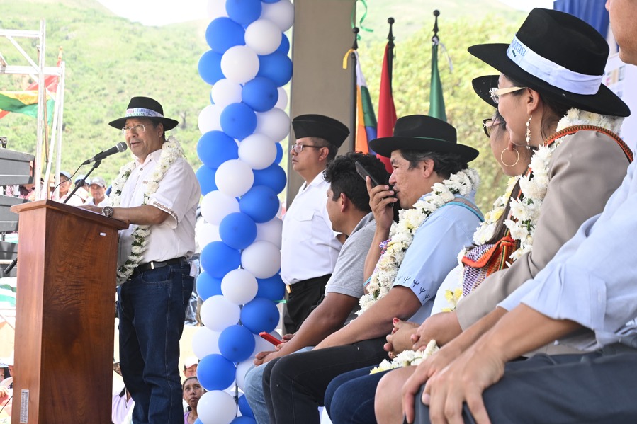 Arce entrega un Centro de Educación Alternativa y la unidad educativa San Isidro II en Comarapa 