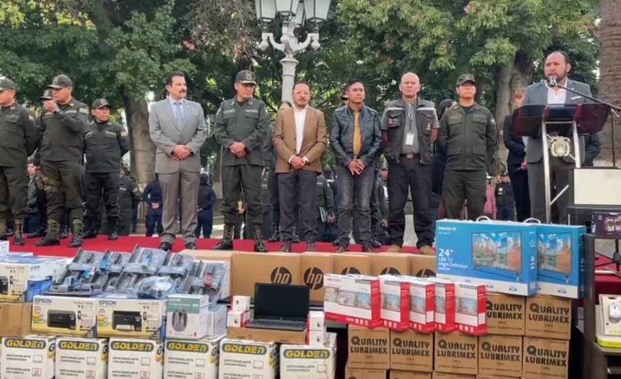 Fortalecen a la Policía con la entrega de camionetas y equipamiento valuado en más de Bs 2 millones