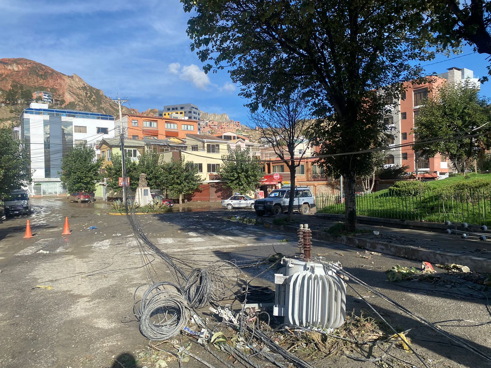 Se restablece servicio de electricidad en siete zonas y urbanizaciones de La Paz tras rotura de poste de red 