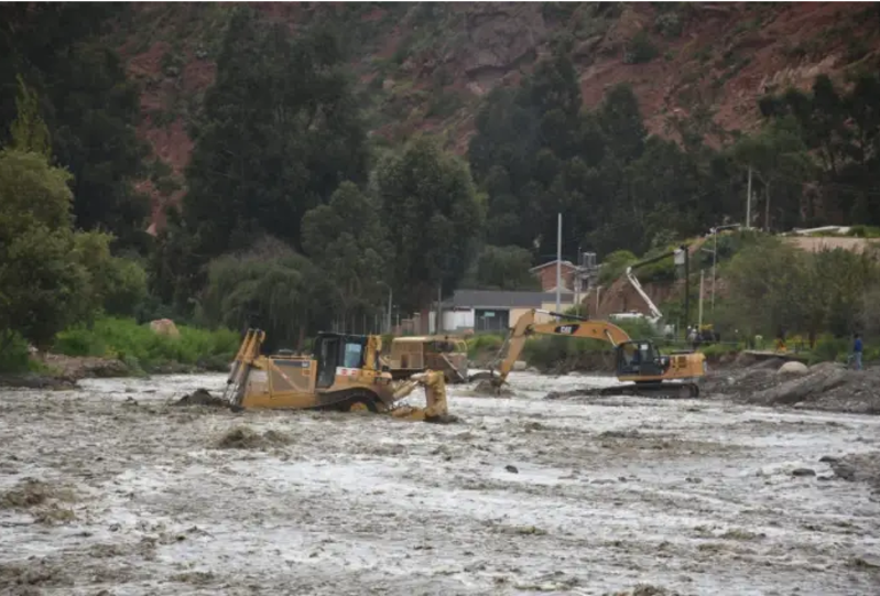 Torrencial lluvia en La Paz deja calles anegadas y cierran nuevamente la ruta a Mallasa