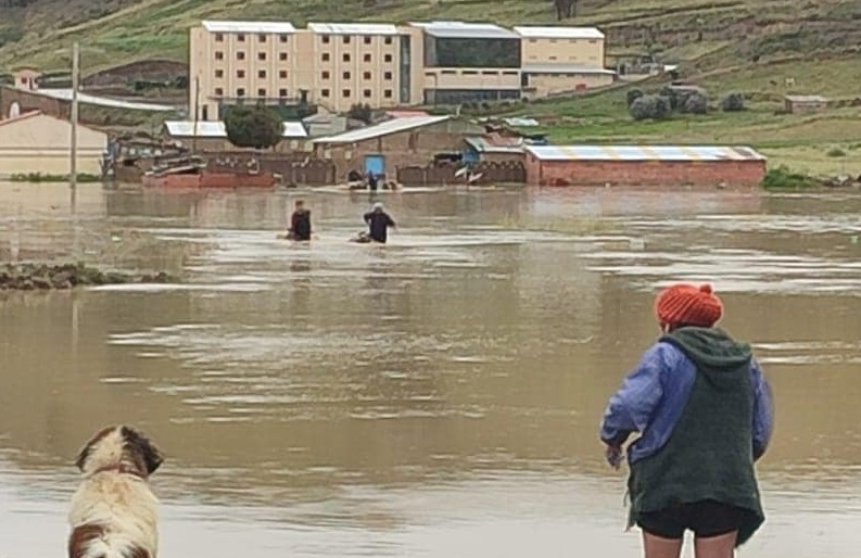 Más de 2.700 familias están afectadas por una inundación en Huarina, municipio declara desastre