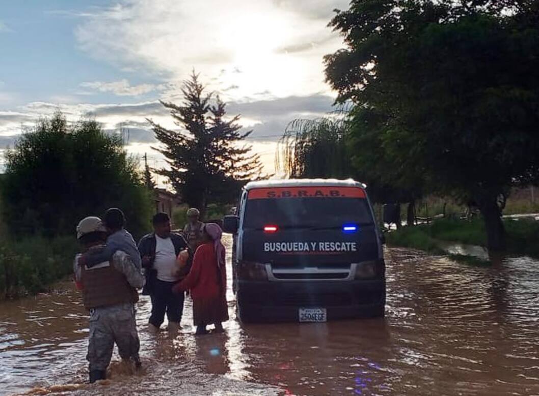 Gobierno entrega ayuda para la construcción de puentes en Cliza, municipio afectado por una riada