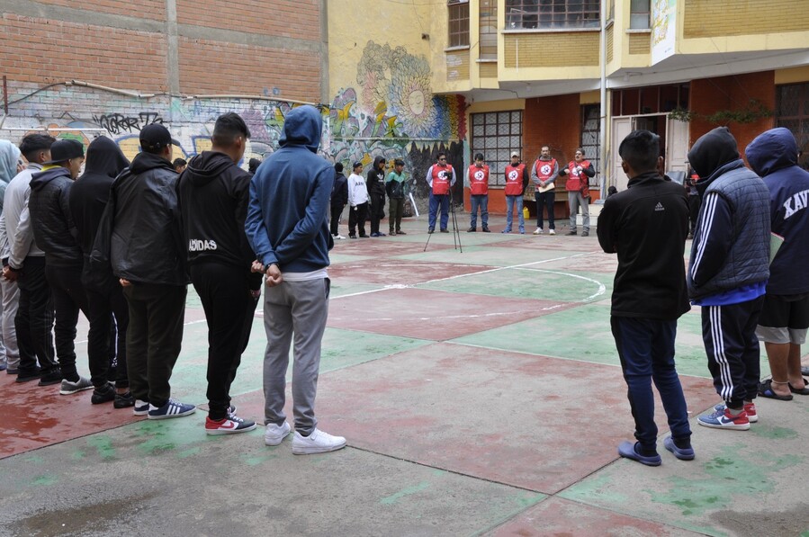 Servidores públicos capacitan a adolescentes de centro de reintegración social en La Paz