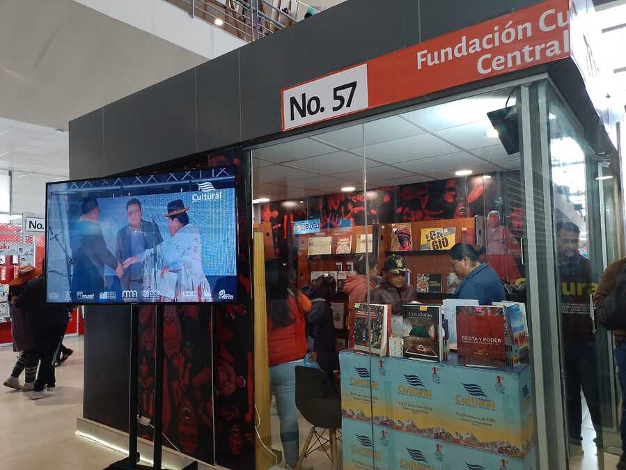 Con trueque de libros culmina la fiesta literaria en El Alto