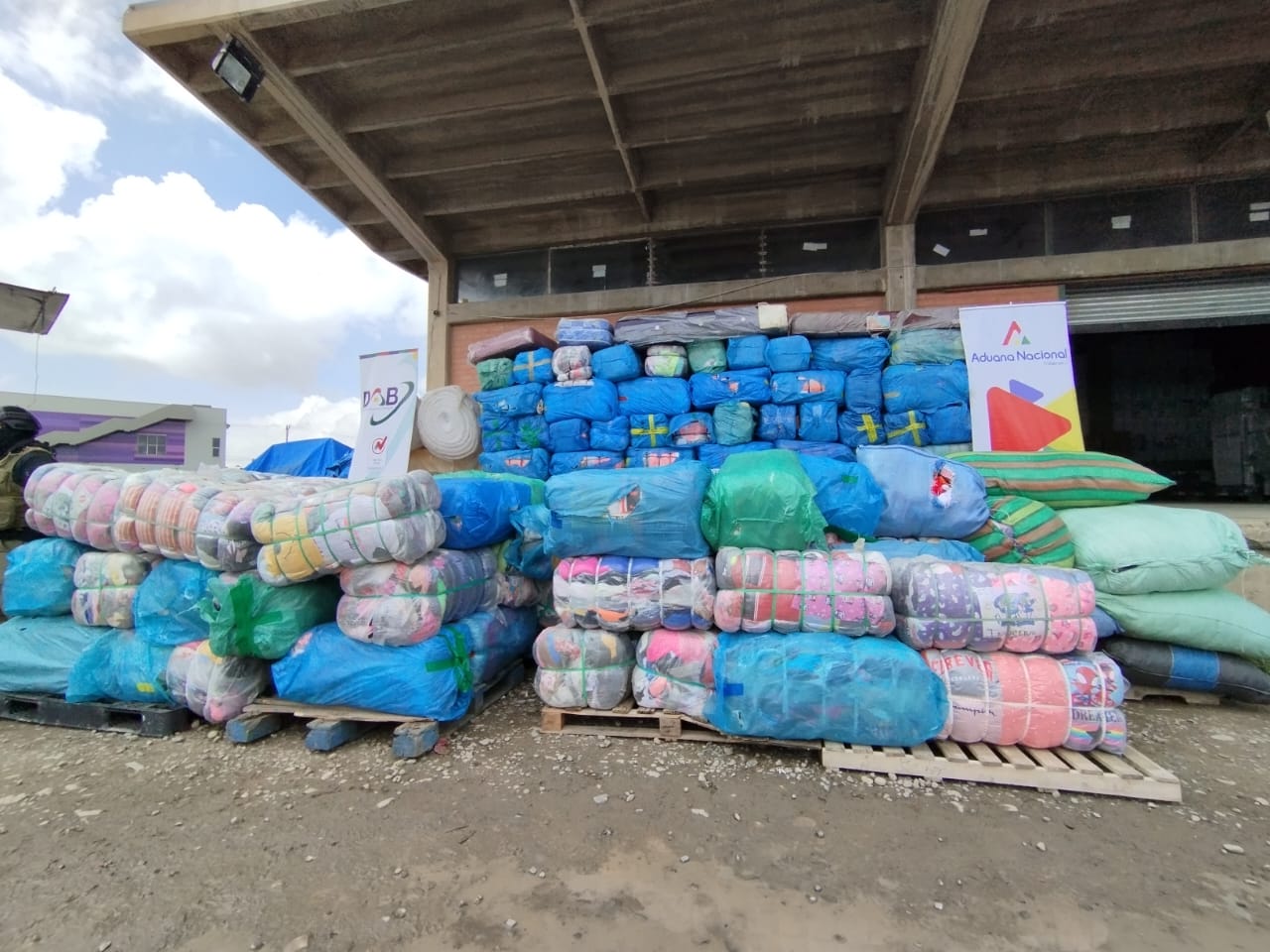 En El Alto comisan en lo que va del año más de 66 toneladas de ropa ilegal por Bs 1,1 millones