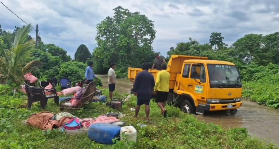 Alcaldía evacúa a familias afectadas por el desborde de un río en Villa Tunari 