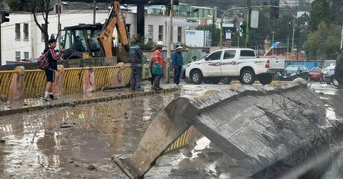Cinco personas fueron afectadas por el desborde de río Huayñajahuira en la urbe paceña