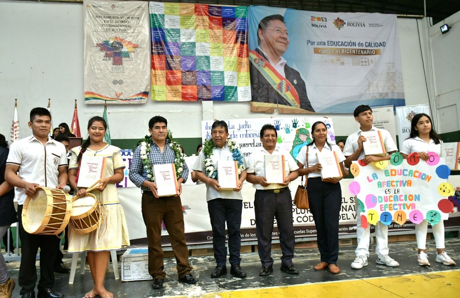 Vicepresidencia y Educación entregan colecciones de libros en Santa Cruz