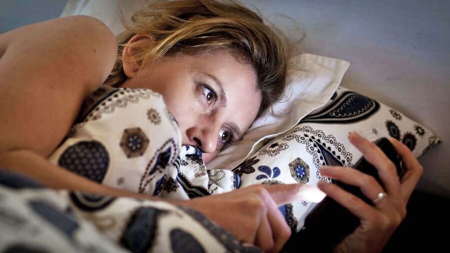 Informe de ONU Bolivia revela que más del 47% de adolescentes y jóvenes consideran que es normal revisar el celular de la pareja