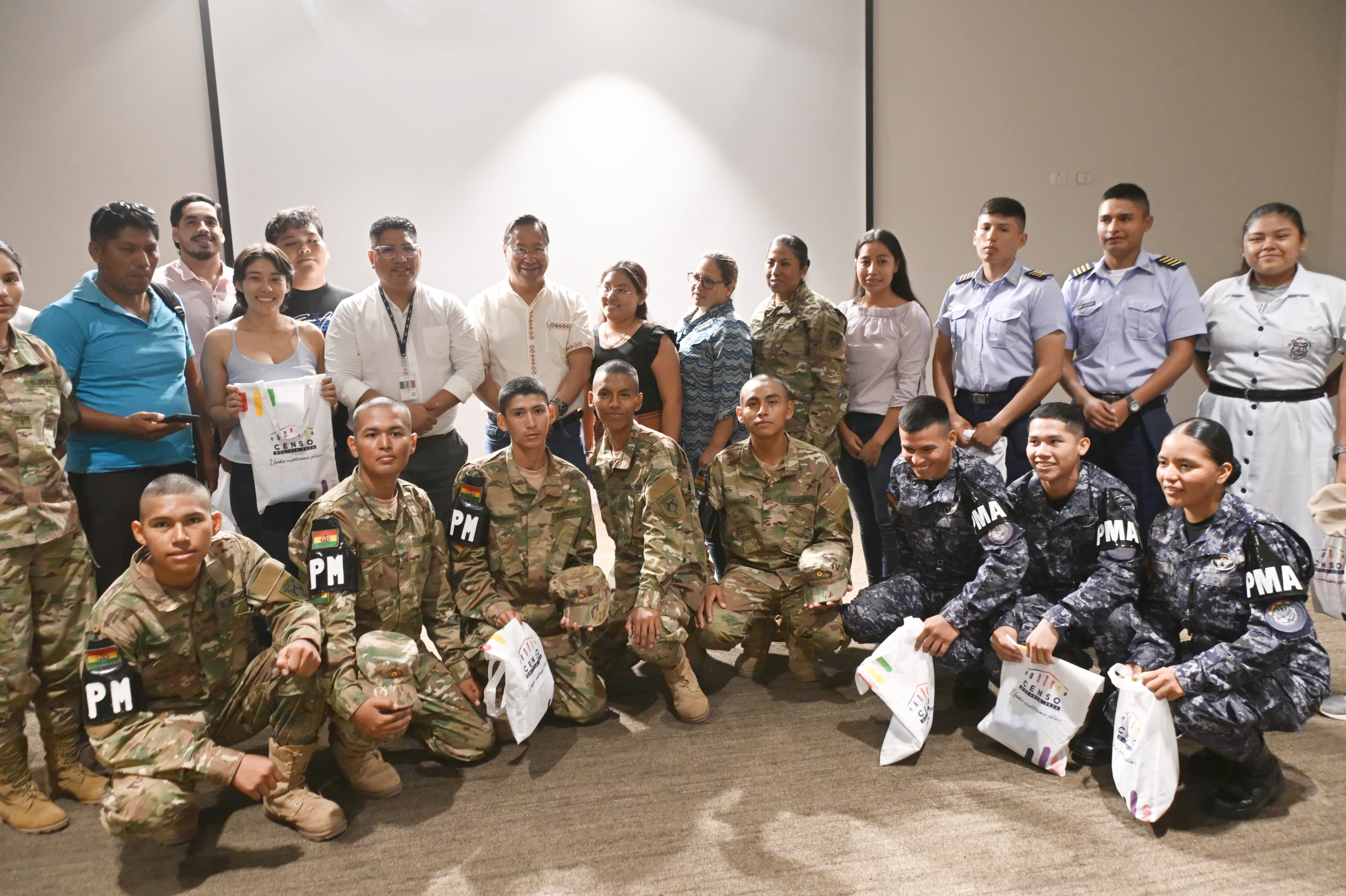 Presidente escucha experiencias de censistas, empadronadores destacan amabilidad y calidez de los bolivianos.