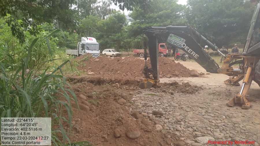 Cavan zanjas para impedir paso a contrabandistas por rutas alternas en Bermejo 