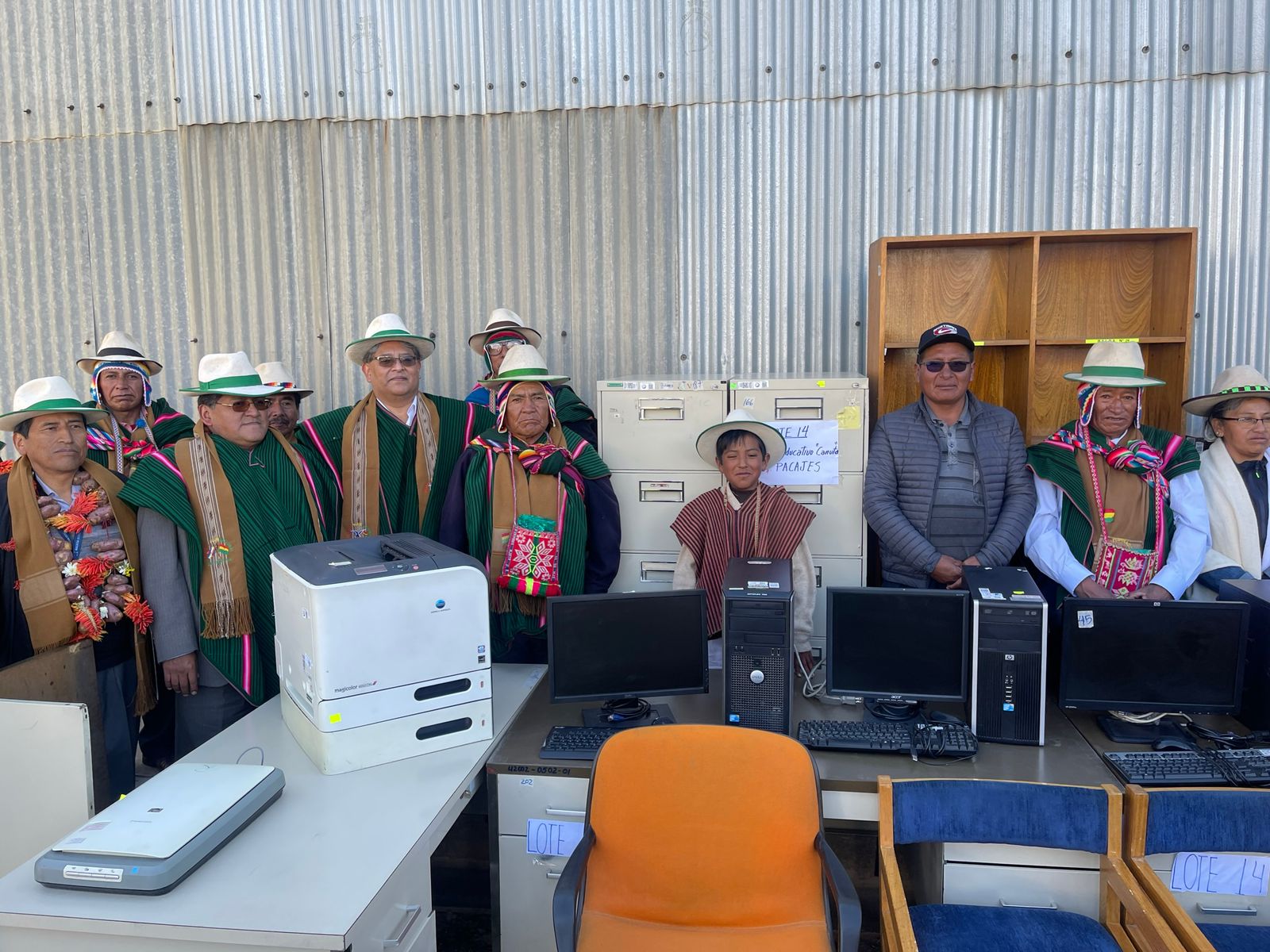 BCB entrega equipos de oficina y mobiliario a 10 unidades educativas del área rural de La Paz