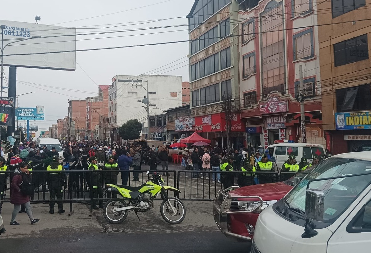 Policía cierra parte de la avenida Juan Pablo II por el Congreso Nacional del MAS en El Alto