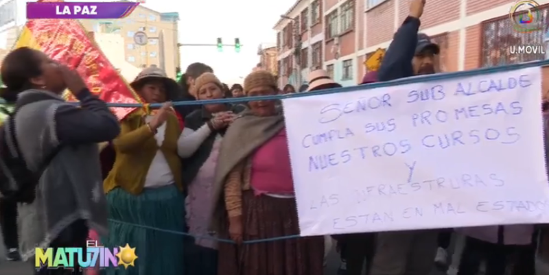 Padres de la unidad educativa “Faro Murillo” de La Paz bloquean y exigen al alcalde Arias refaccionar aulas