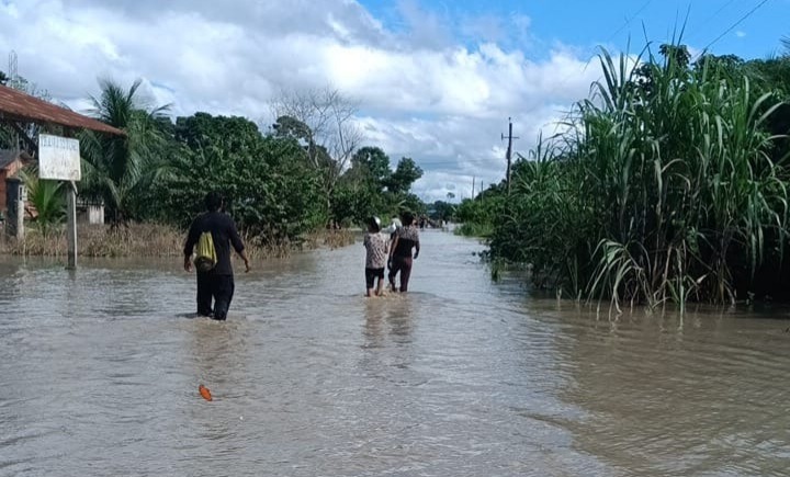Gobierno moviliza maquinaria pesada en Villa Tunari y Puerto Villarroel por inundaciones