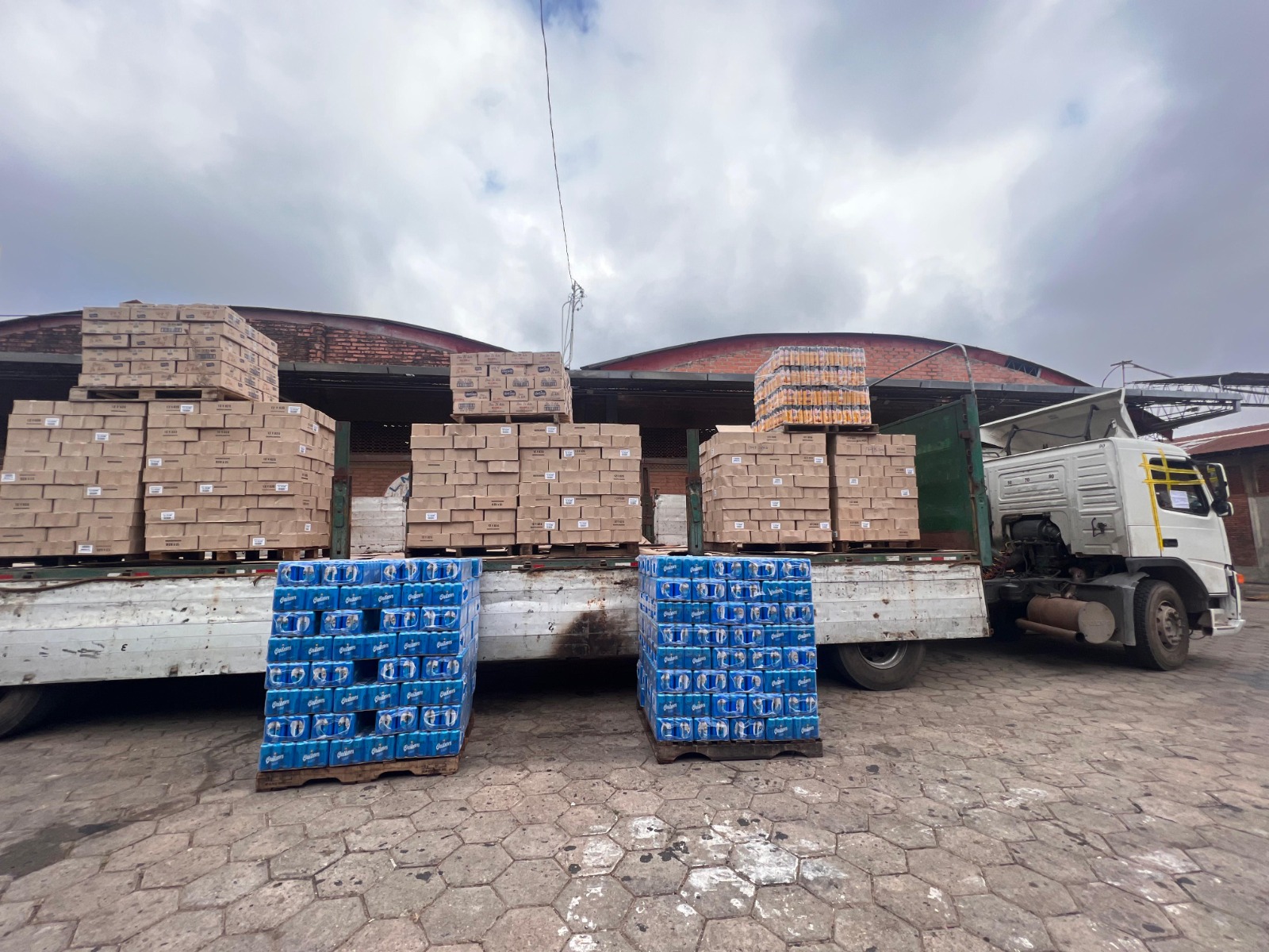 Aduana comisa en Santa Cruz camión y mercadería de contrabando valuados en Bs 1,3 millones 