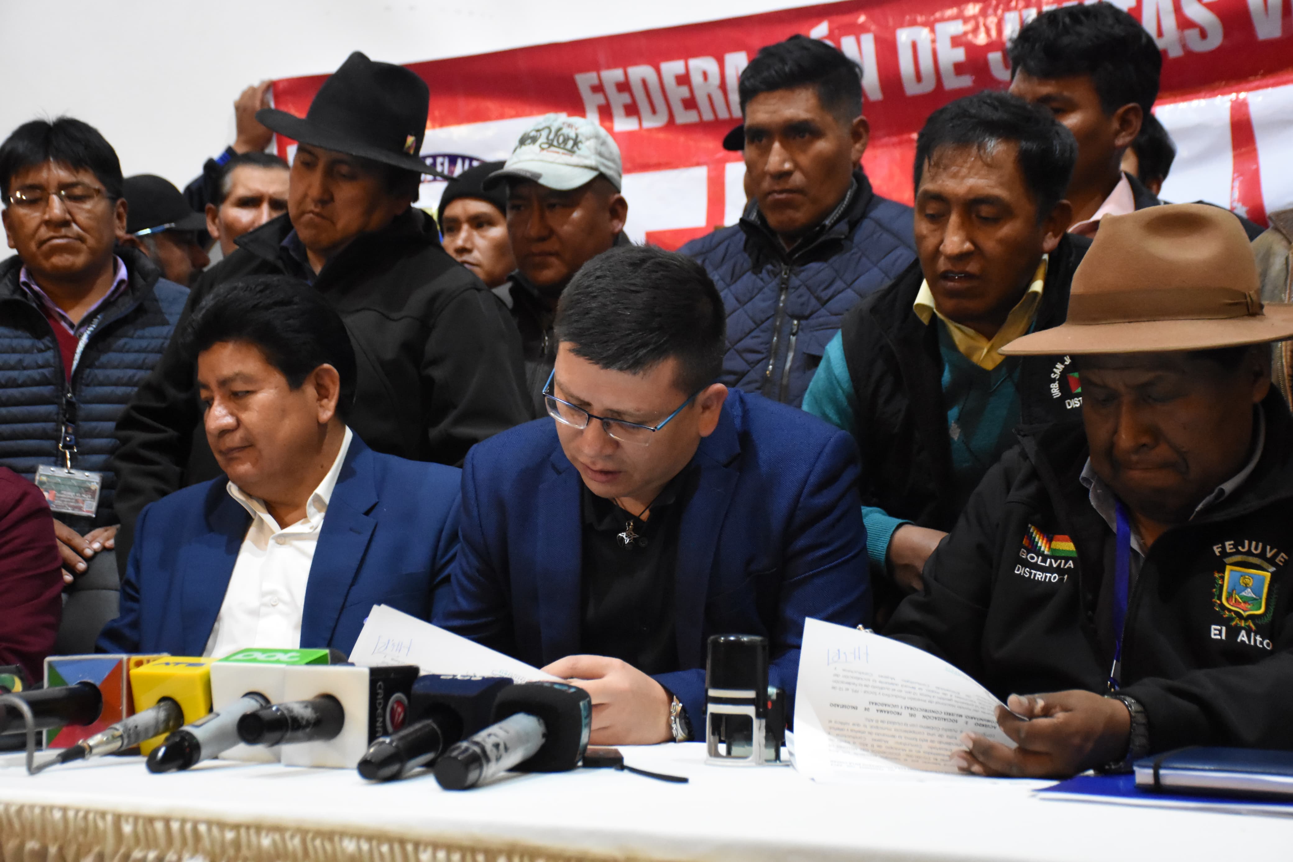 Gobierno y Fejuve de El Alto ratifican acuerdo de inversión de Bs 210 millones para enlosetado de calles