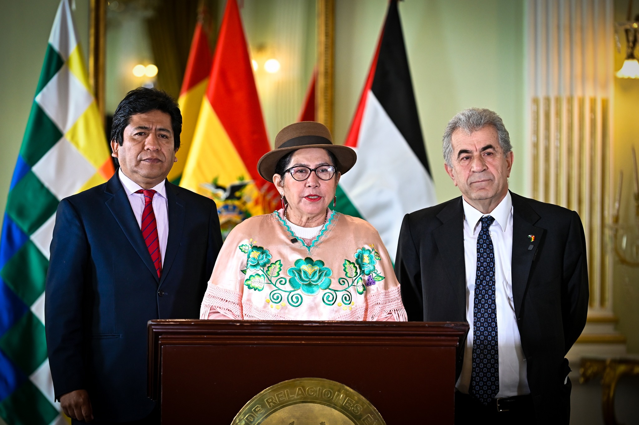 Entregan ayuda humanitaria boliviana a la Medina Luna Roja Egipcia para asistir a los palestinos en la Franja de Gaza