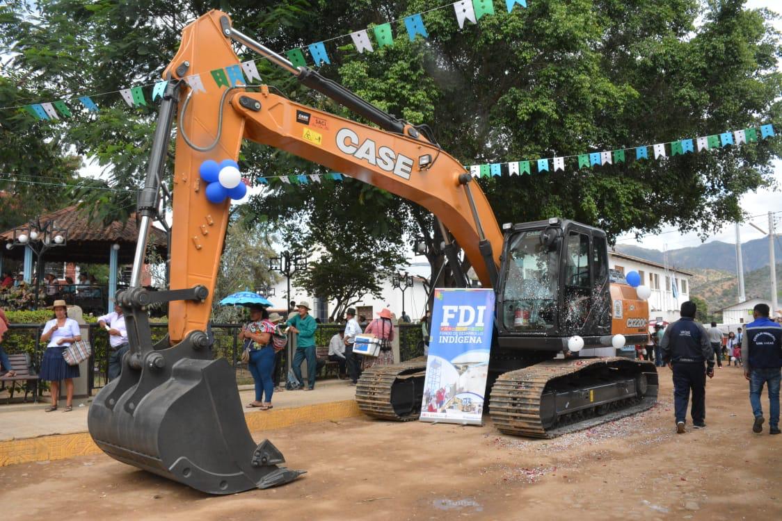 Desarrollo Rural entrega maquinaria pesada en Omereque con Bs 1,9 millones de inversión