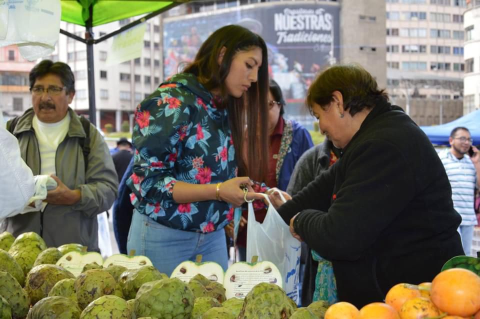 Ofertan variedades de chirimoya y frutas de temporada del productor al consumidor en la plaza San Francisco