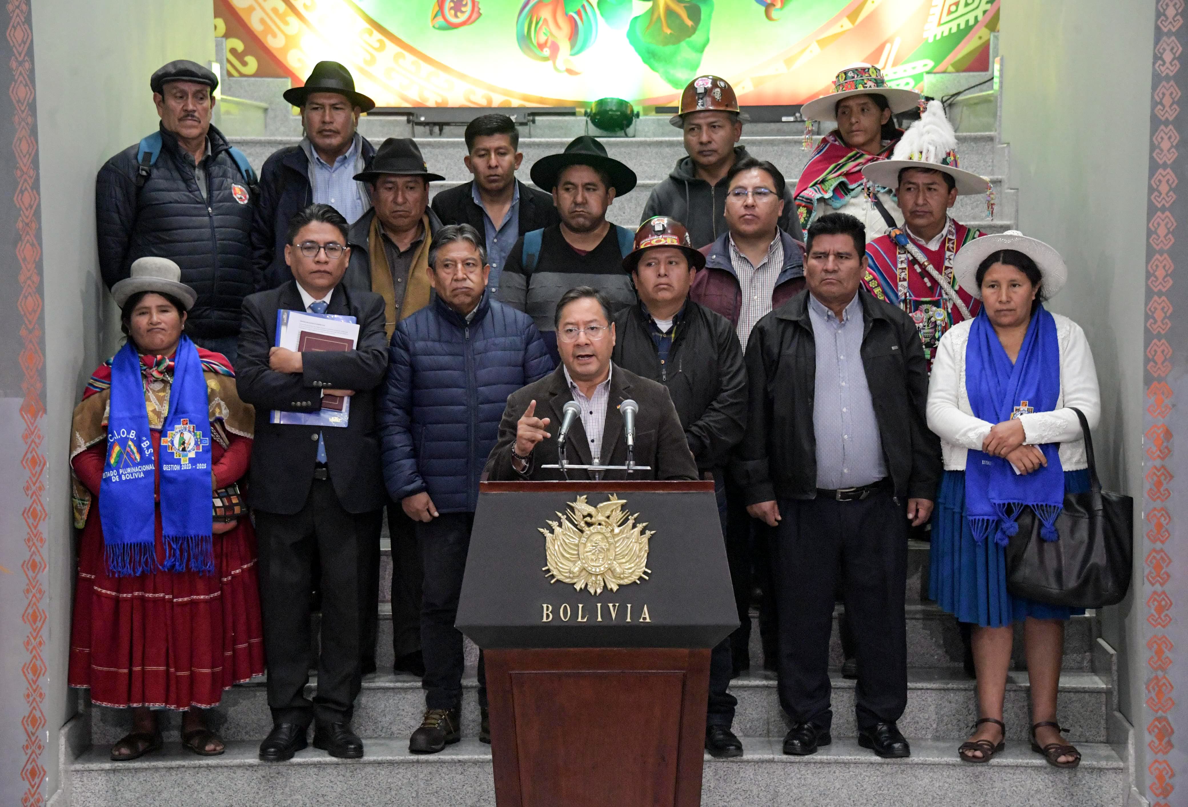 El presidente Luis Arce junto al Pacto de Unidad en conferencia de prensa. Foto: Vicecom.