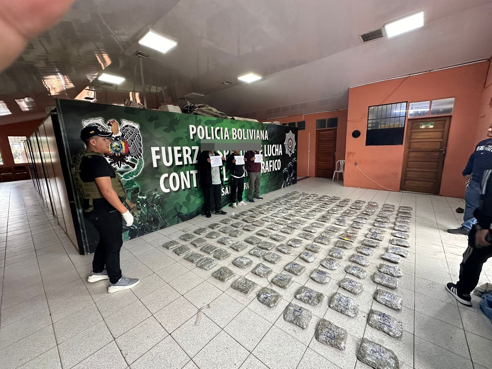 En la carretera Santa Cruz – Cochabamba aprehenden a tres personas por transportar más de 79 kilos de marihuana 