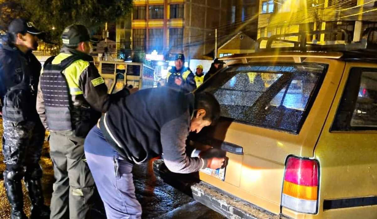 Policía retiene a más de 60 autos que transitaban sin placa o con una sola en La Paz y El Alto