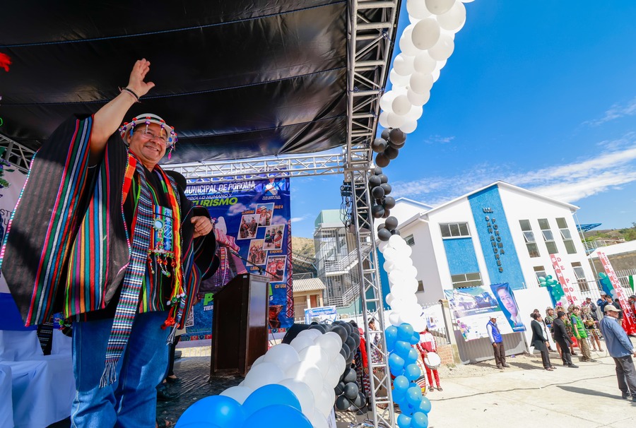 Presidente entrega en Poroma 60 viviendas, riego, maquinaria y una escuela con Bs 15 millones de inversión 