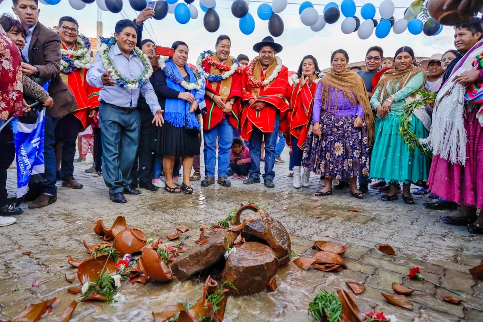 En Sucre entregan red eléctrica, dos obras de pavimentado y un enlosetado por más de Bs 11,7 millones