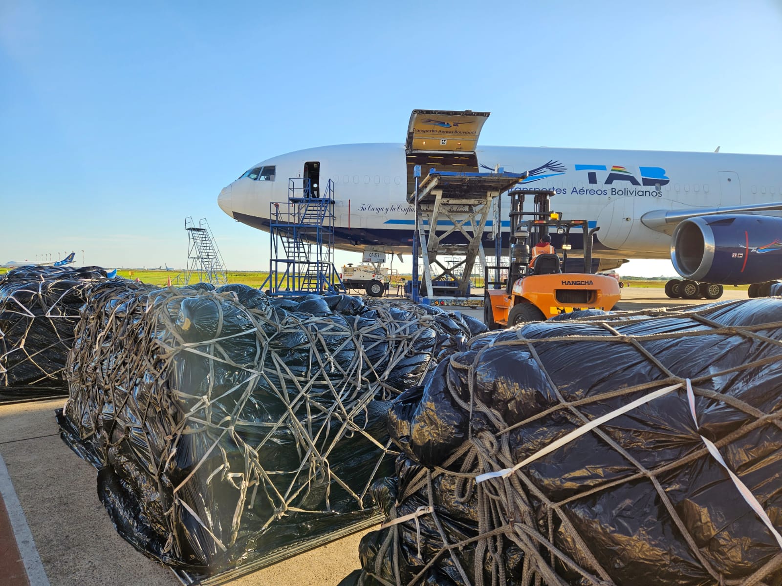 Bolivia envía 70 toneladas de ayuda humanitaria para familias afectadas por las inundaciones en Brasil. Foto: MinDefensa.