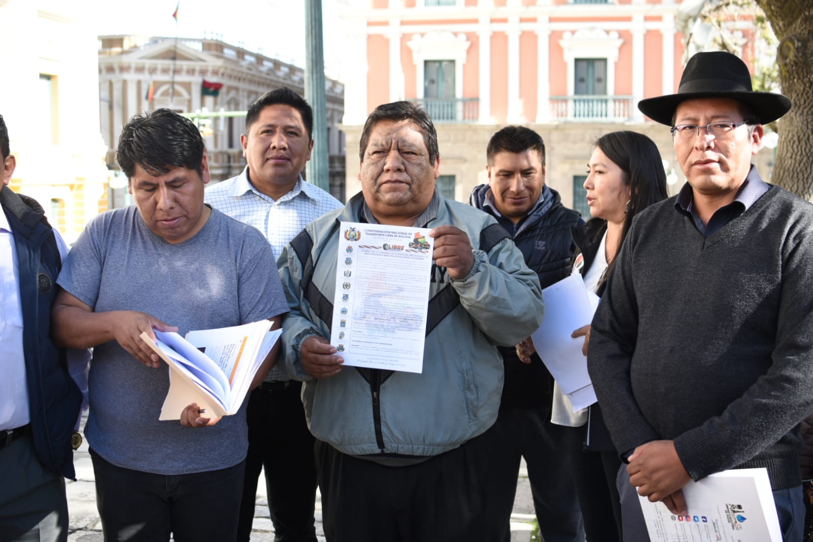 Trasporte Libre y mancomunidades de Cochabamba dan 15 días al Senado para aprobar crédito de la carretera Confital-Bombeo.