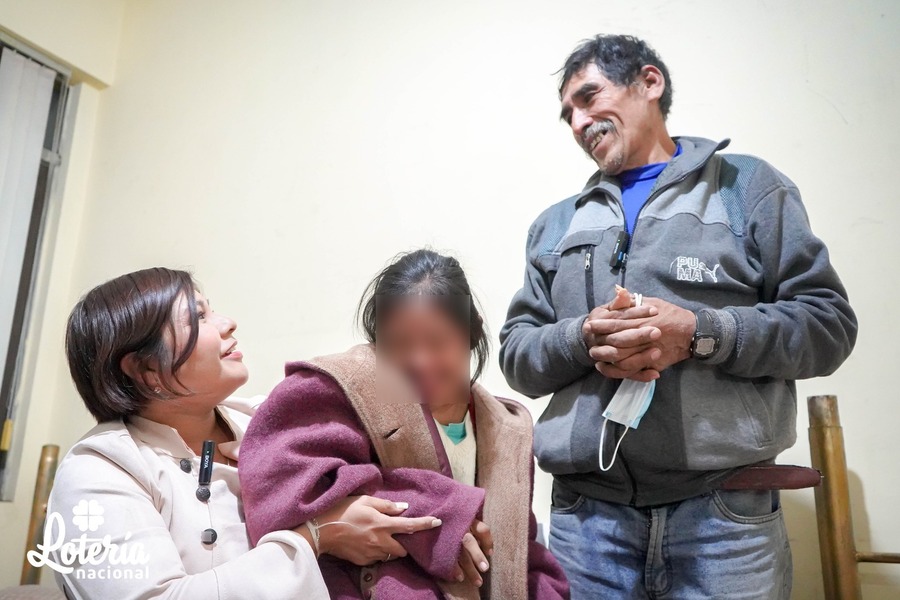 Gobierno brinda ayuda social a una niña con discapacidad y a su padre que llegaron de Asunción de Guarayos