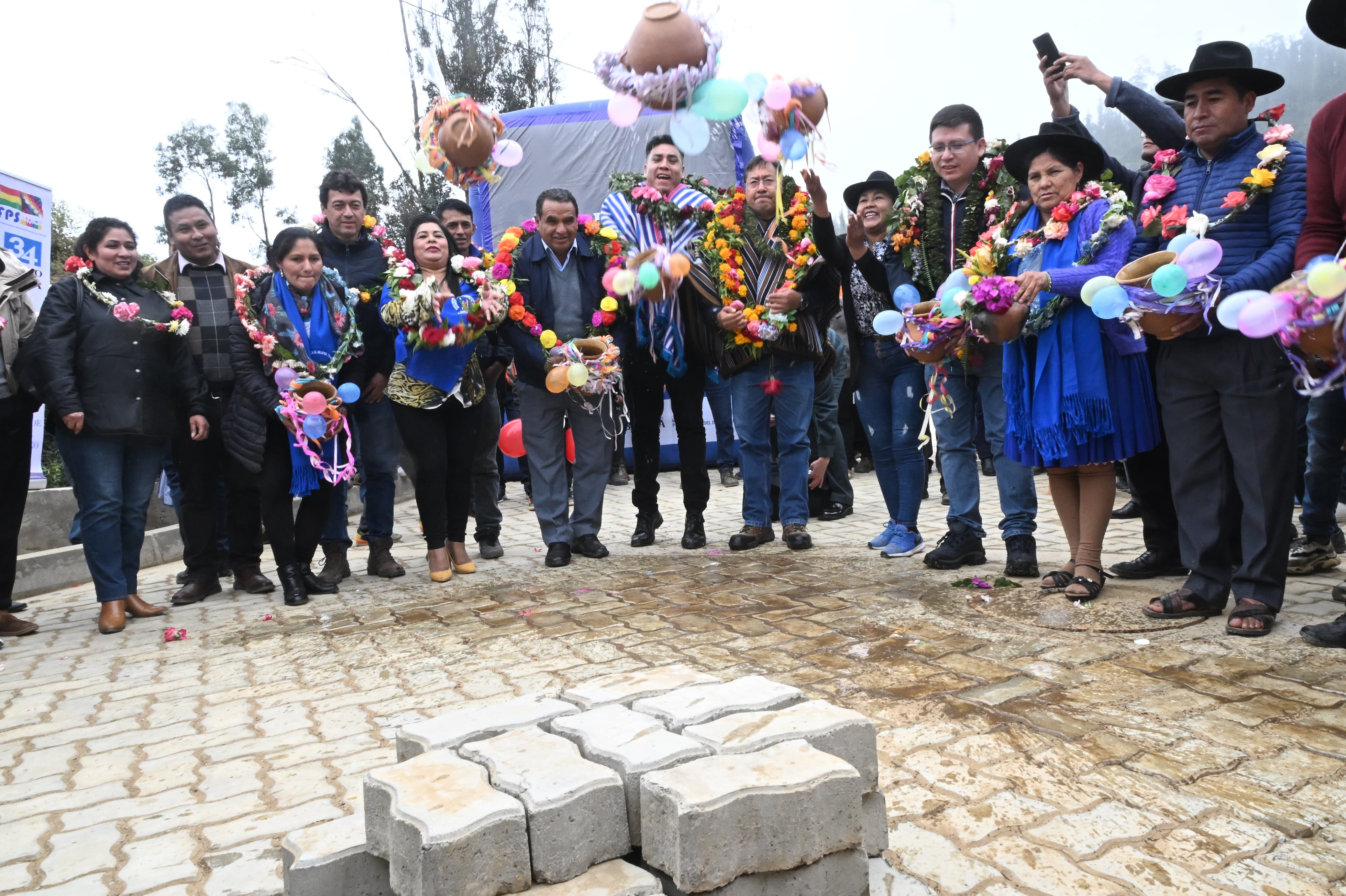 El presidente Luis Arce realiza la ch'alla de la estación de servicio en Villa Serrano. Captura.
